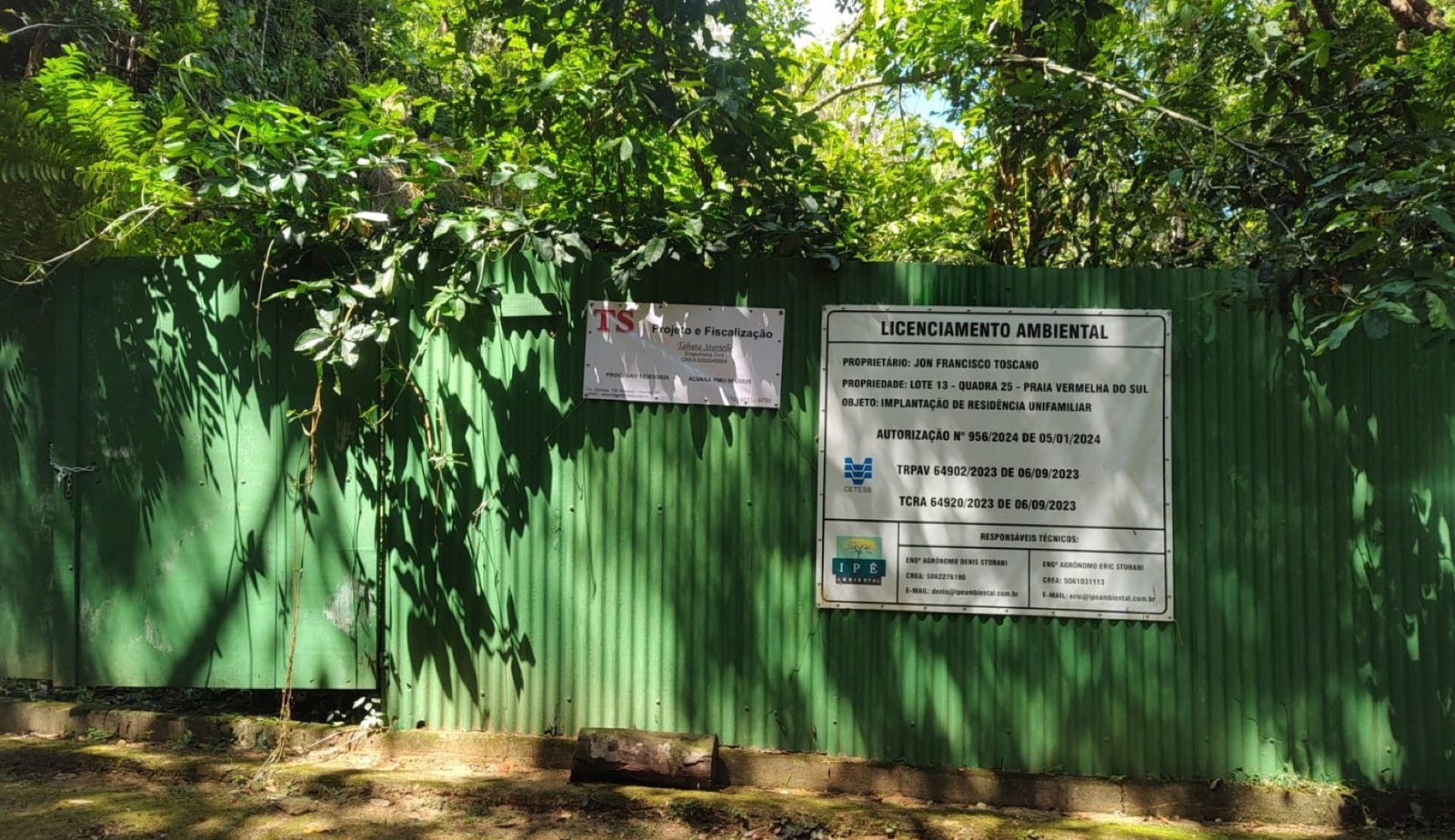 Placa de licenciamento ambiental na obra